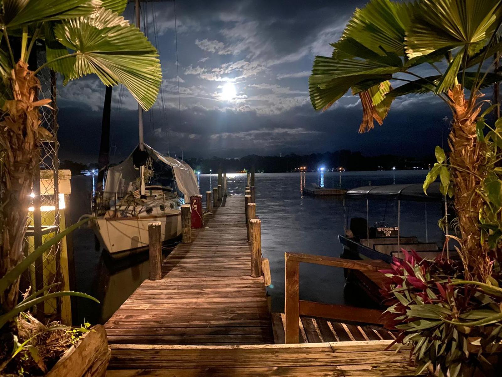 Tortugal Boutique River Lodge Rio Dulce Exterior photo